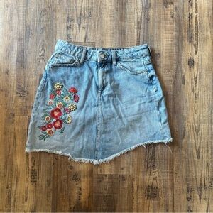 Zara Basic Z1975 Denim Floral Embroidered Skirt Size Small 100% Cotton Raw Hem